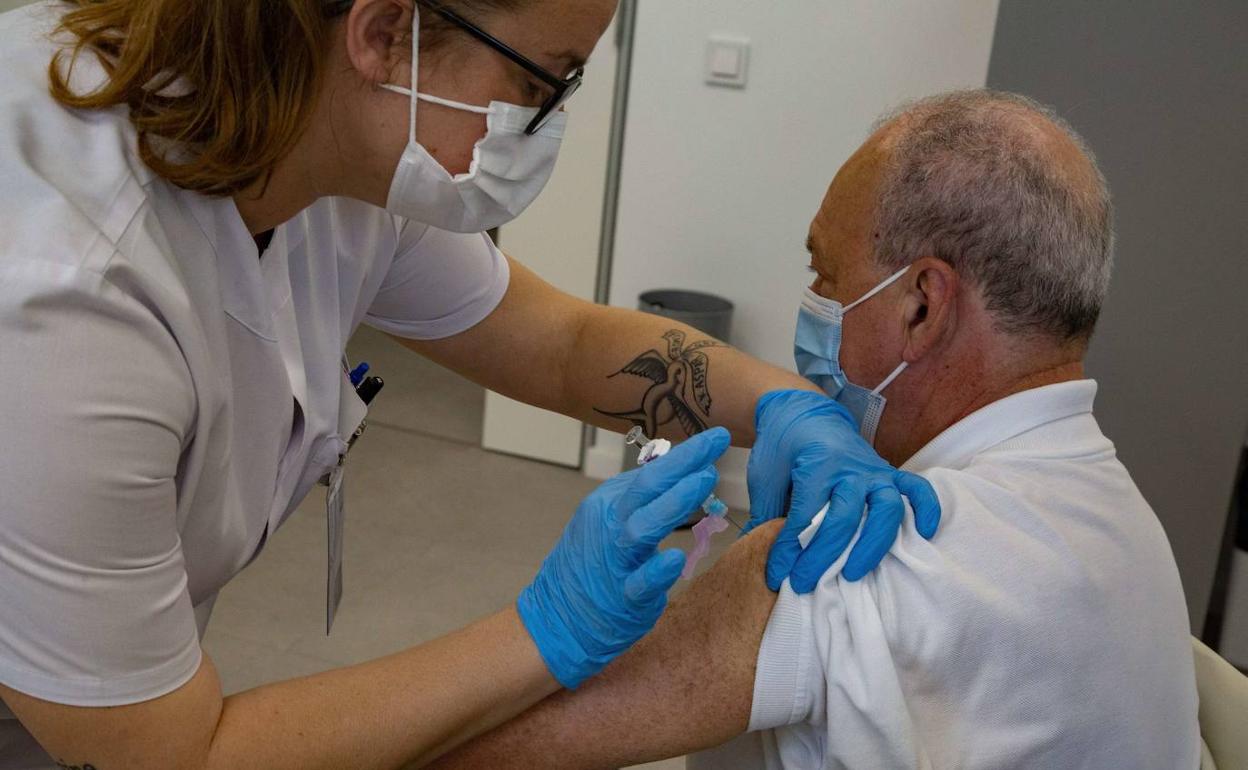 Osakidetza llamará a los mayores de 80 años para que completen su pauta de vacunación contra el coronavirus