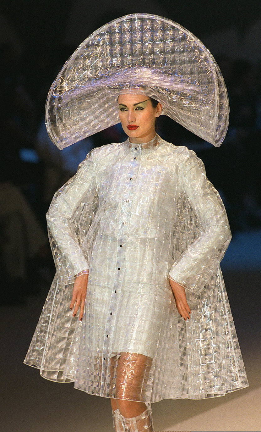 Nieves Álvarez en el 'Fashion show' de Paco Rabanne (1997)