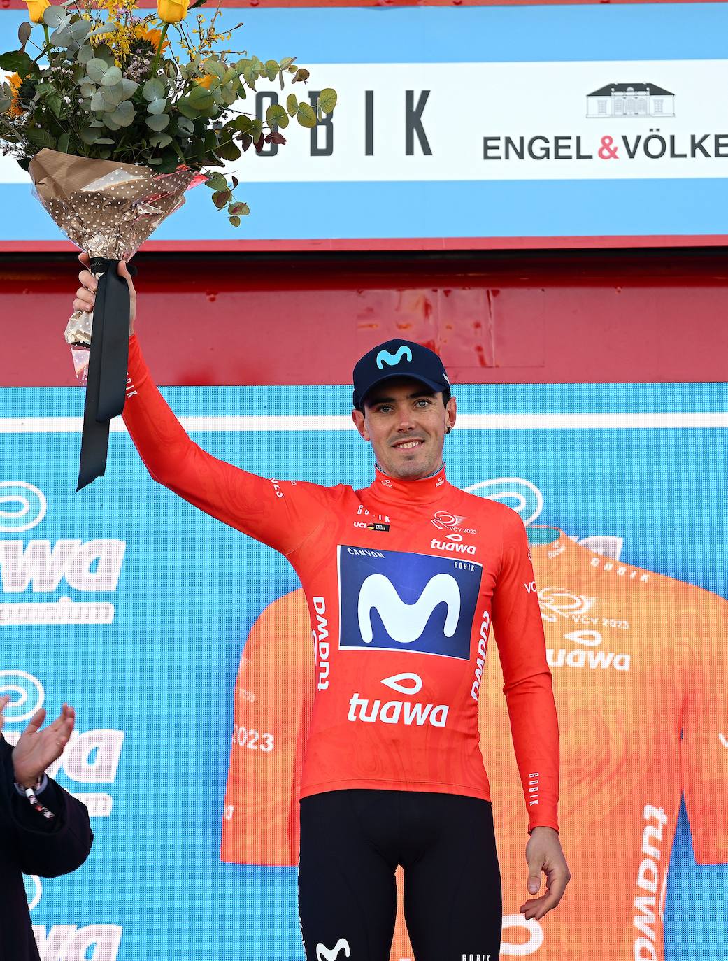 Alex Aranburu en el podio con el maillot de líder de la regularidad. 