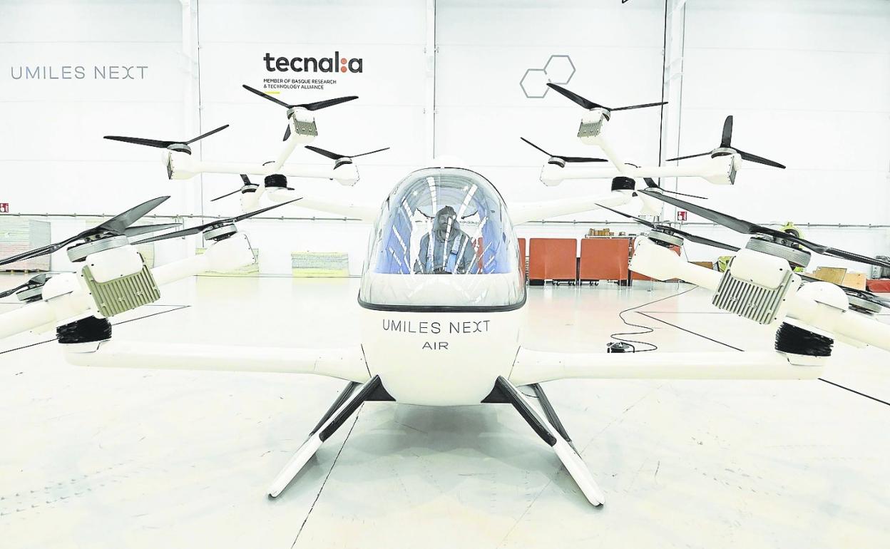 Imagen frontal del Aerotaxi desarrollado por Tecnalia y Umiles Next, en un pabellón de Aduna. 