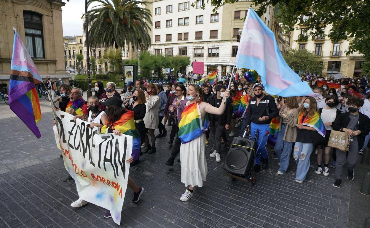 Varias personas participan en una concentración de apoyo al colectivo LGTBI en Donostia. 