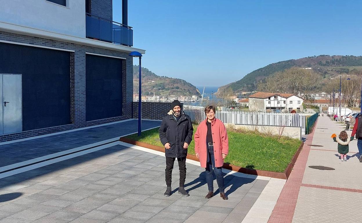 Eneko del Amo, concejal de Urbanismo, y la alcaldesa Aizpea Otaegi, estuvieron este viernes en Esnabide, donde se construirán más viviendas. 