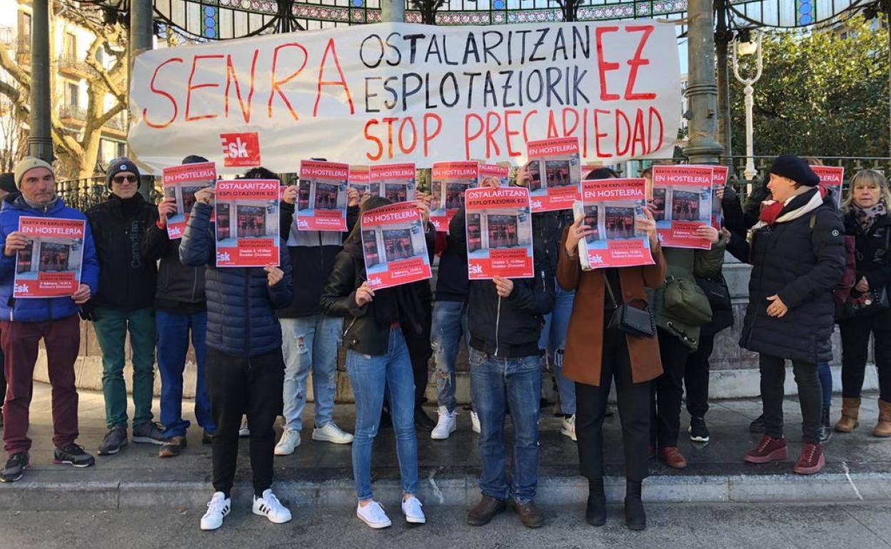 Varios trabajadores del Senra, ocultan su rostro en la concentración organizada por SOS Racismo y ESK.