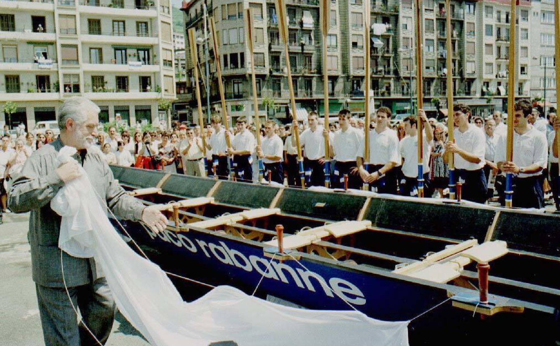 Paco Rabanne descubre en el muelle de Trintxerpe la trainera que llevó su nombre en verano de 1996.