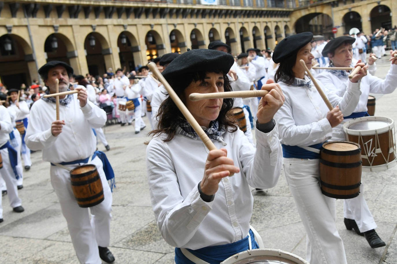 Fotos: Inudes y Artzainas recorren la Parte Vieja donostiarra