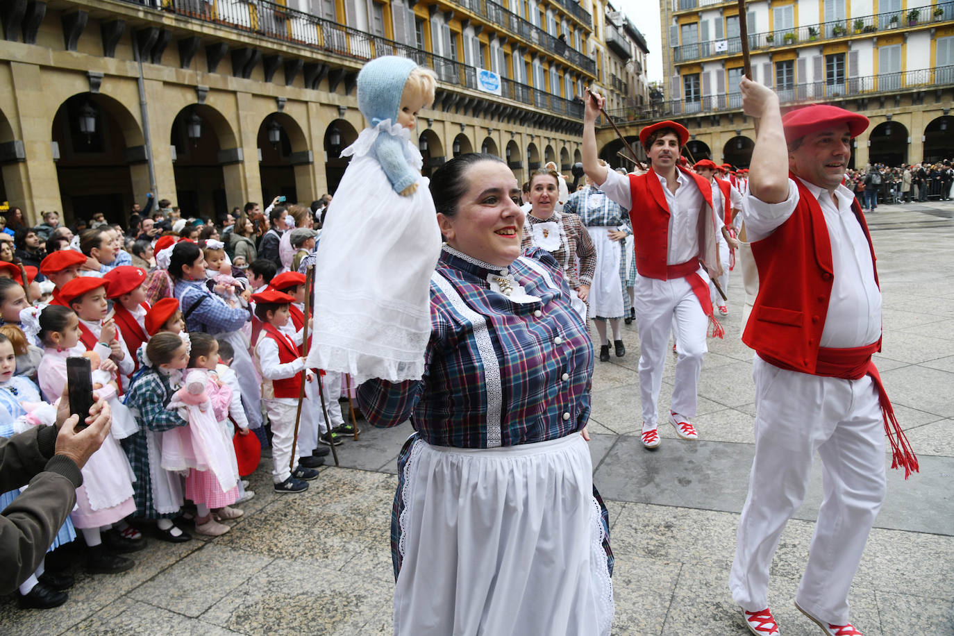 Fotos: Inudes y Artzainas recorren la Parte Vieja donostiarra