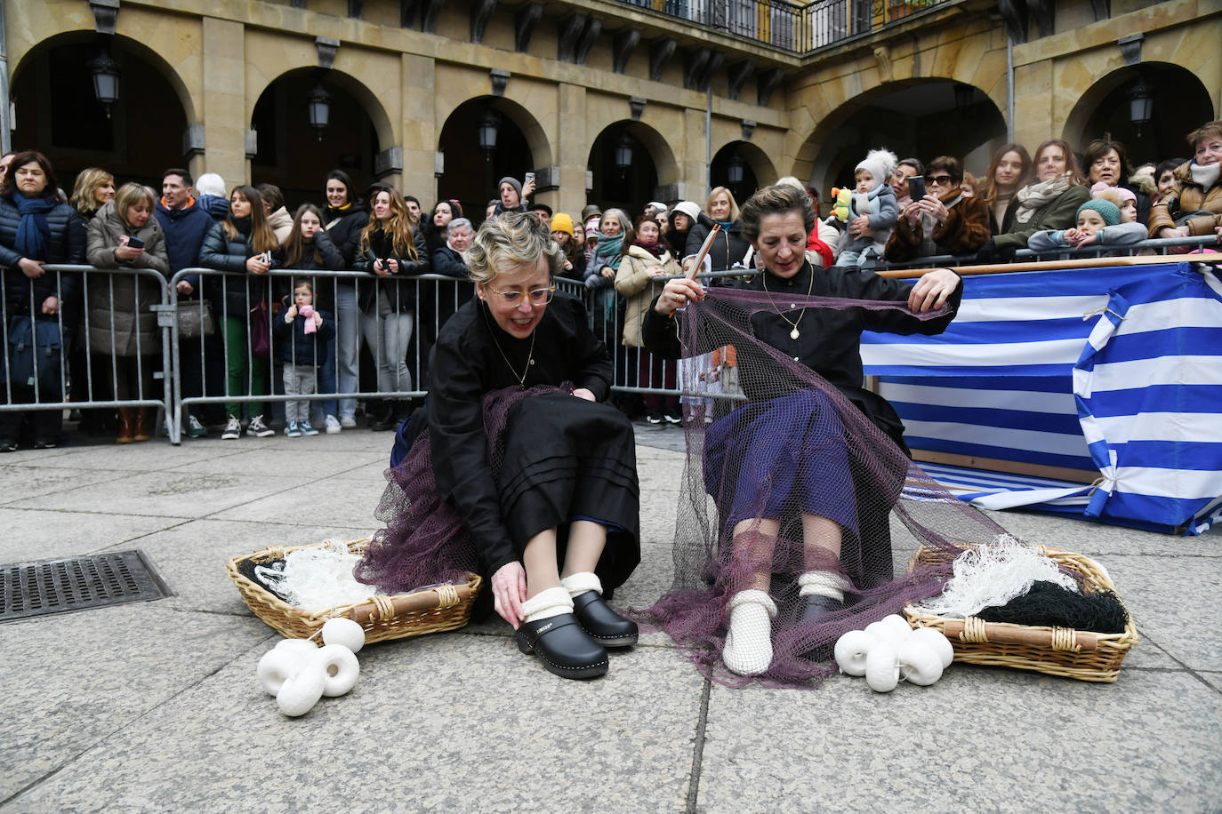 Fotos: Inudes y Artzainas recorren la Parte Vieja donostiarra