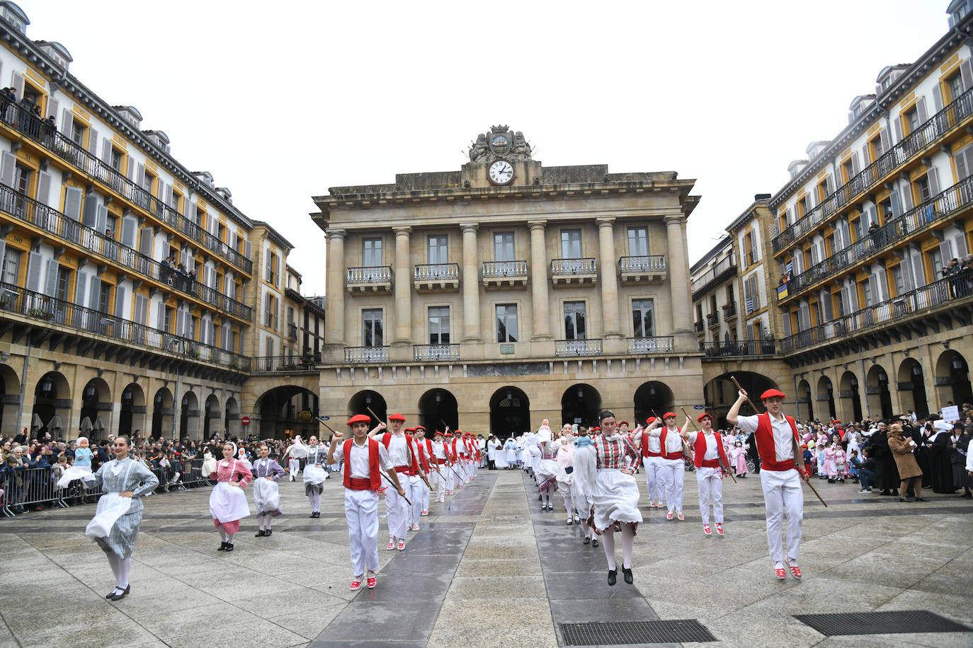 Fotos: Inudes y Artzainas recorren la Parte Vieja donostiarra