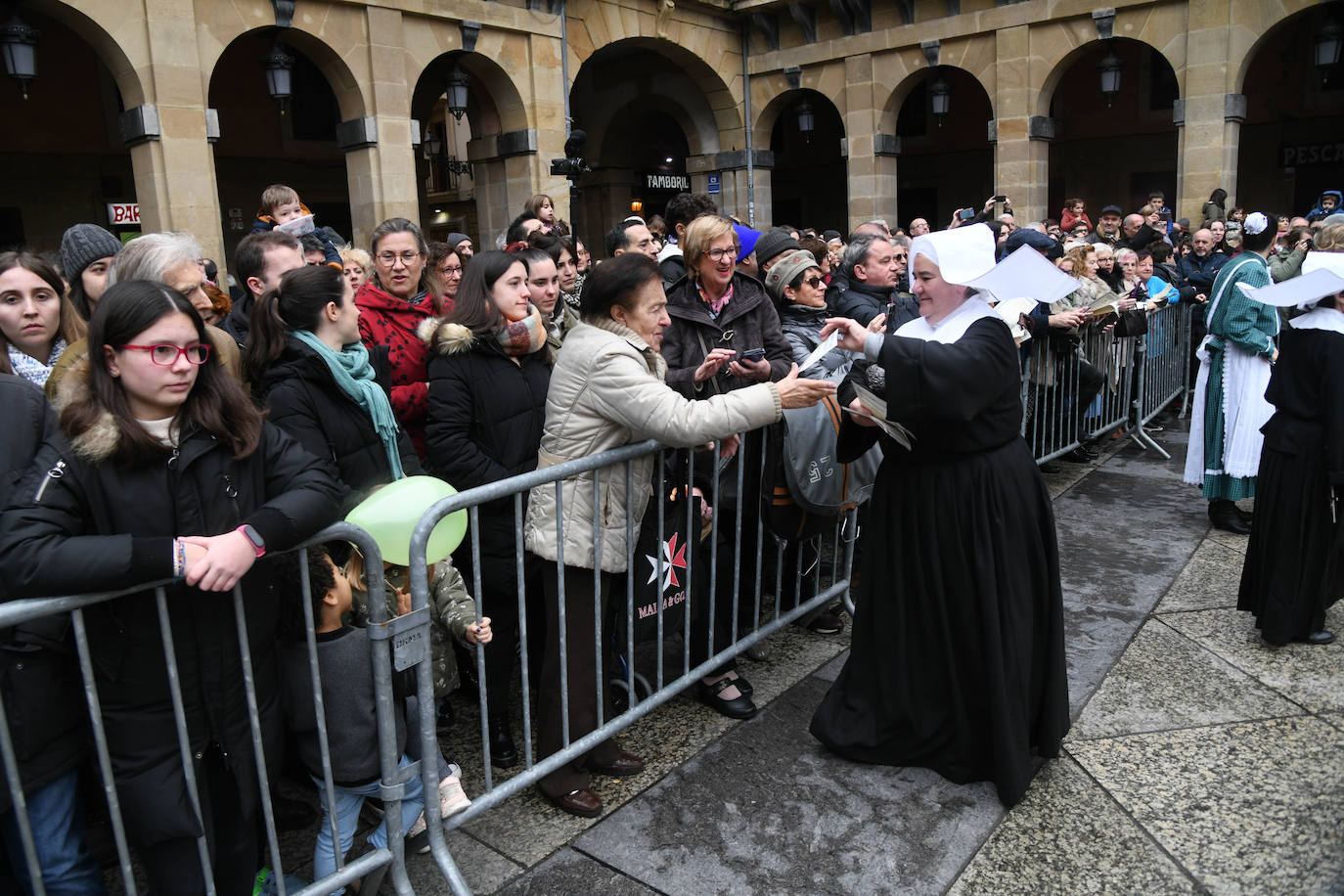 Fotos: Inudes y Artzainas recorren la Parte Vieja donostiarra
