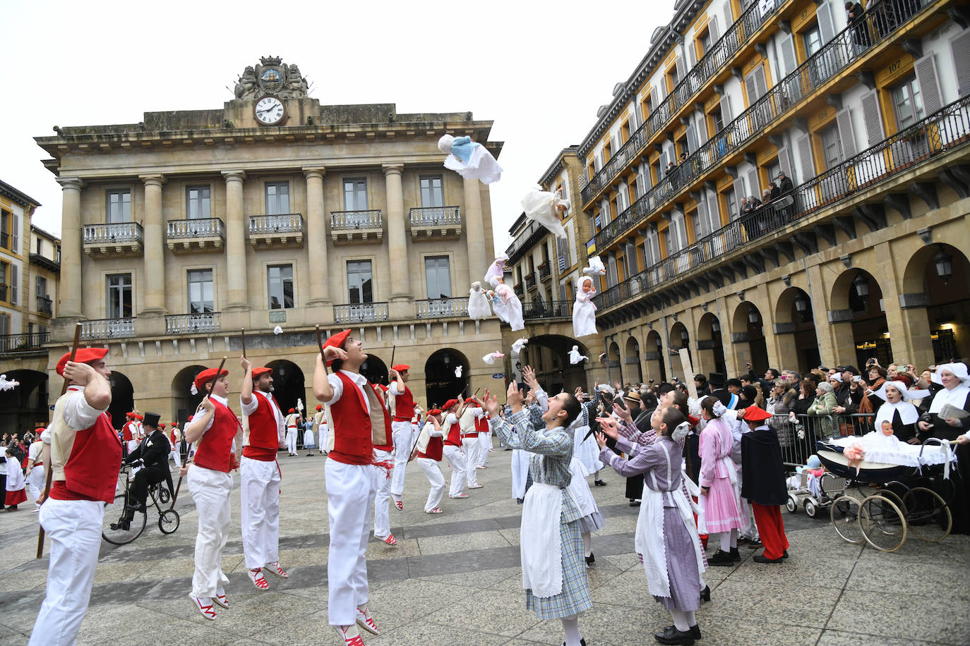 Fotos: Inudes y Artzainas recorren la Parte Vieja donostiarra