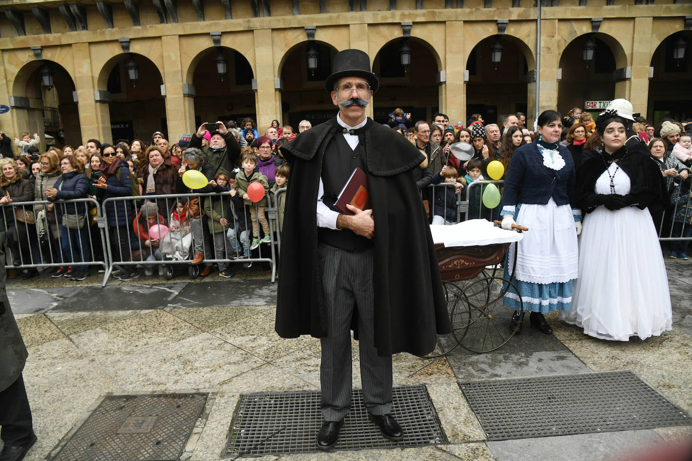 Fotos: Inudes y Artzainas recorren la Parte Vieja donostiarra