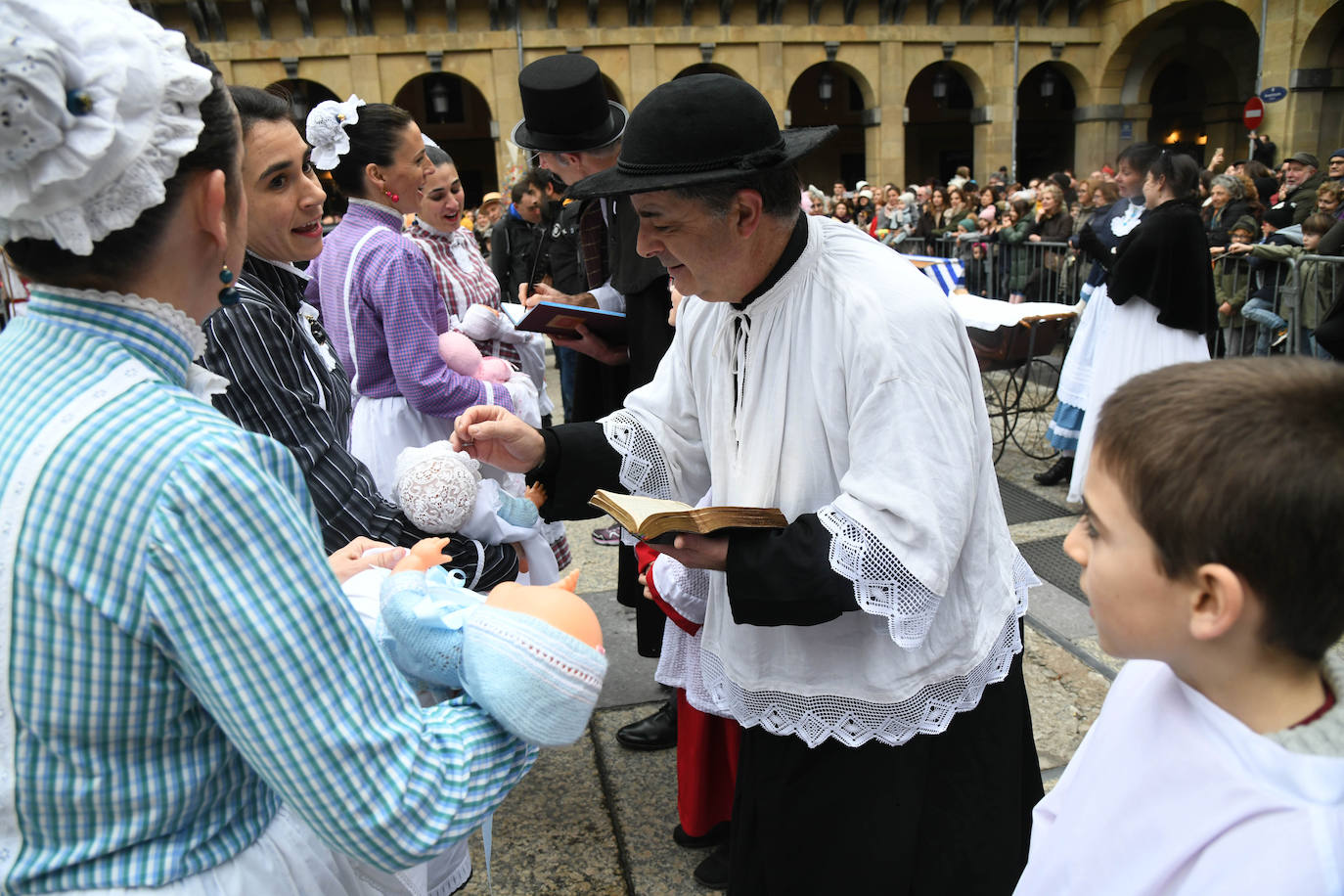 Fotos: Inudes y Artzainas recorren la Parte Vieja donostiarra