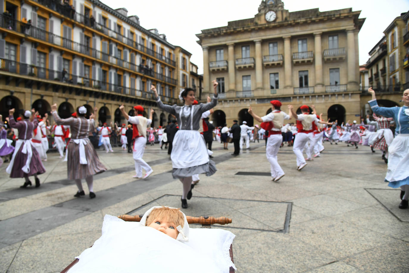 Fotos: Inudes y Artzainas recorren la Parte Vieja donostiarra