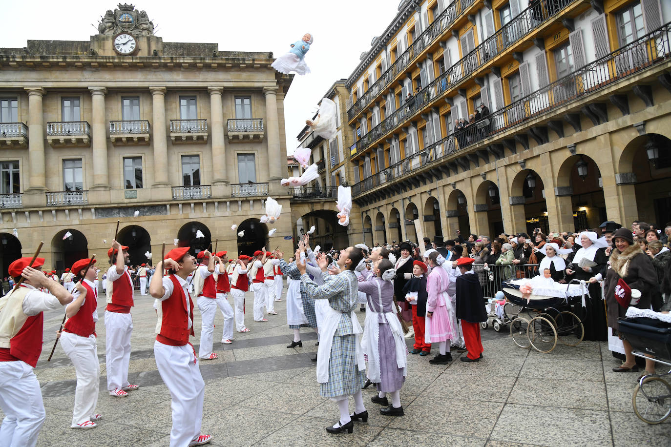 Fotos: Inudes y Artzainas recorren la Parte Vieja donostiarra