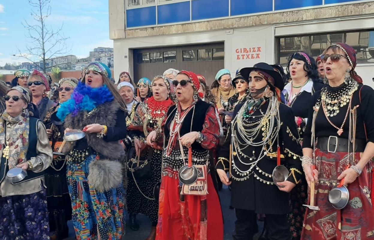 La comparsa de caldereros de Trintxerpe. 