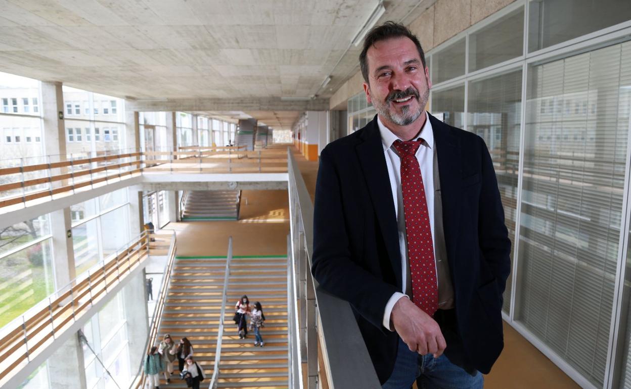 Iñigo Urrutia, en el campus de Donostia de la UPV donde está una de las oficinas de atención del Aldezle. 
