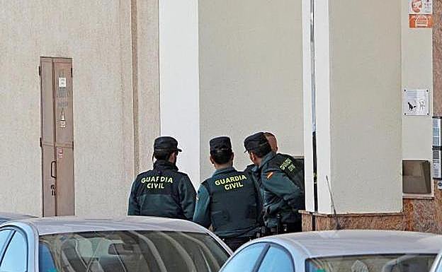 Detenido por asesinar a su expareja frente a sus hijos y huir con ellos
