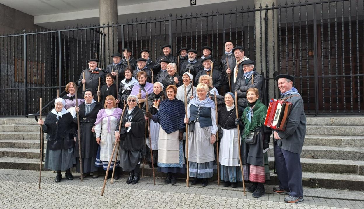 Los componentes del Coro Goratzar posan en las escaleras de la Sagrada Familia. 