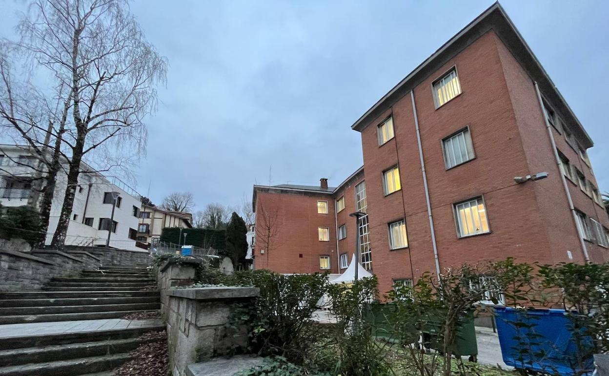 Trasera del ambulatorio en la que el informe de Urbanismo plantea la ampliación. 