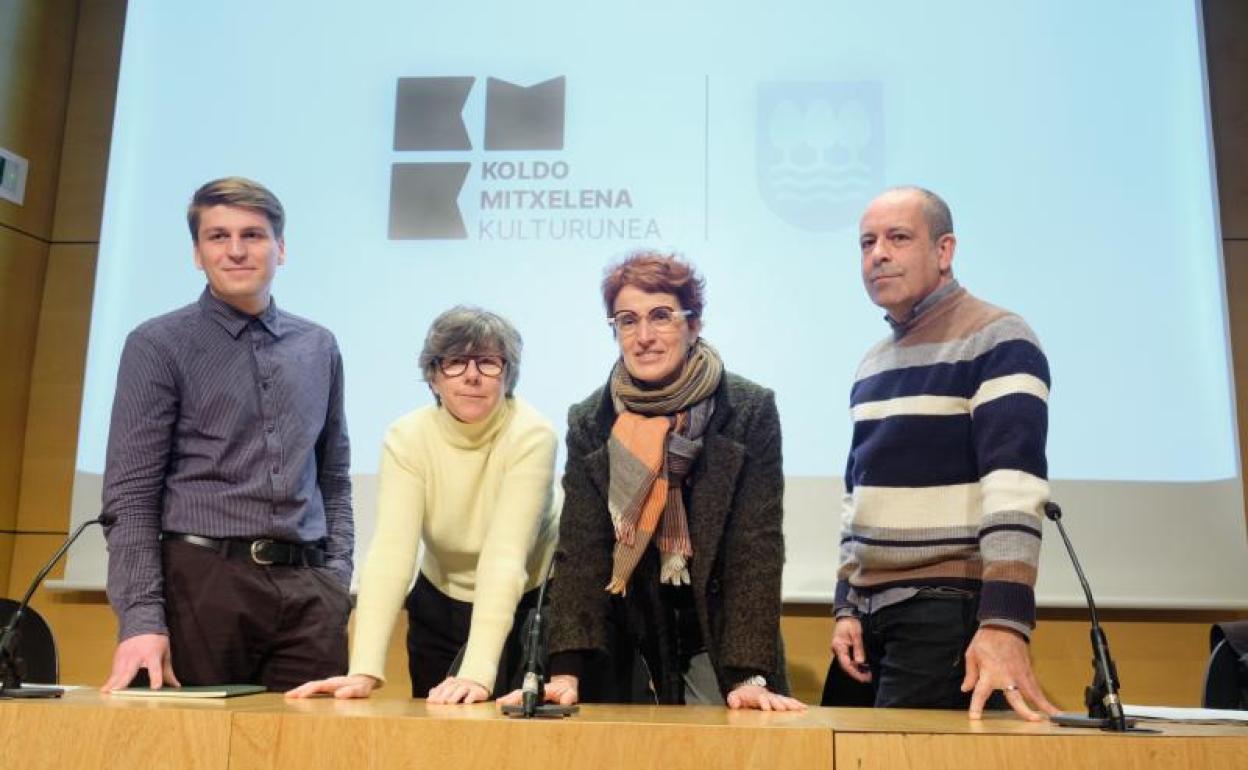 Bogdan Berghie de ZYLK, Nagore García de TGA, la diputado de Cultura Maria Jose Tellería y el director de Koldo Mitxelena Kulturunea Patxi Presa. 