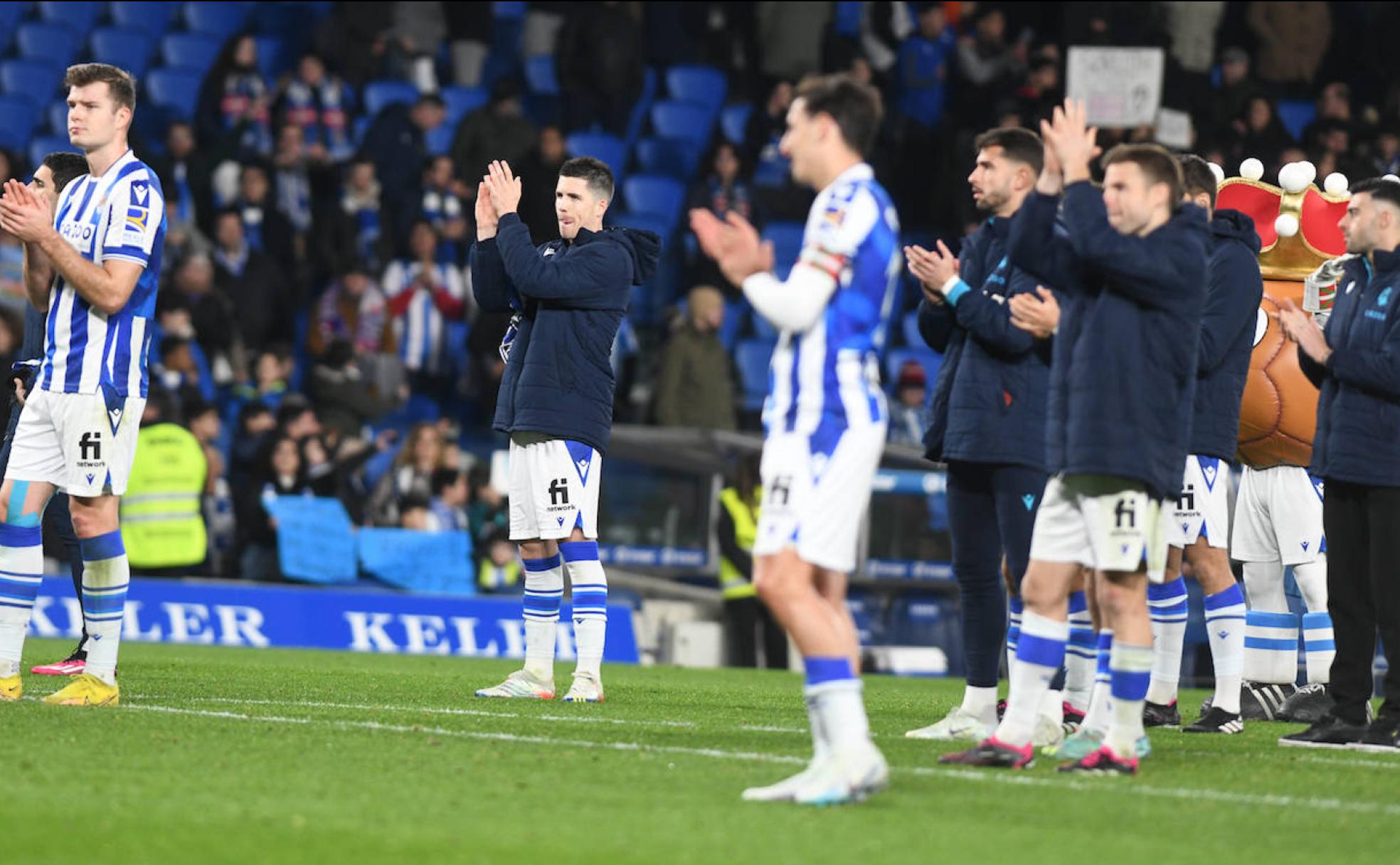 Sorloth, Zubeldia y Oyarzabal agradecen el apoyo de los espectadores al finalizar el partido ante el Valladolid.