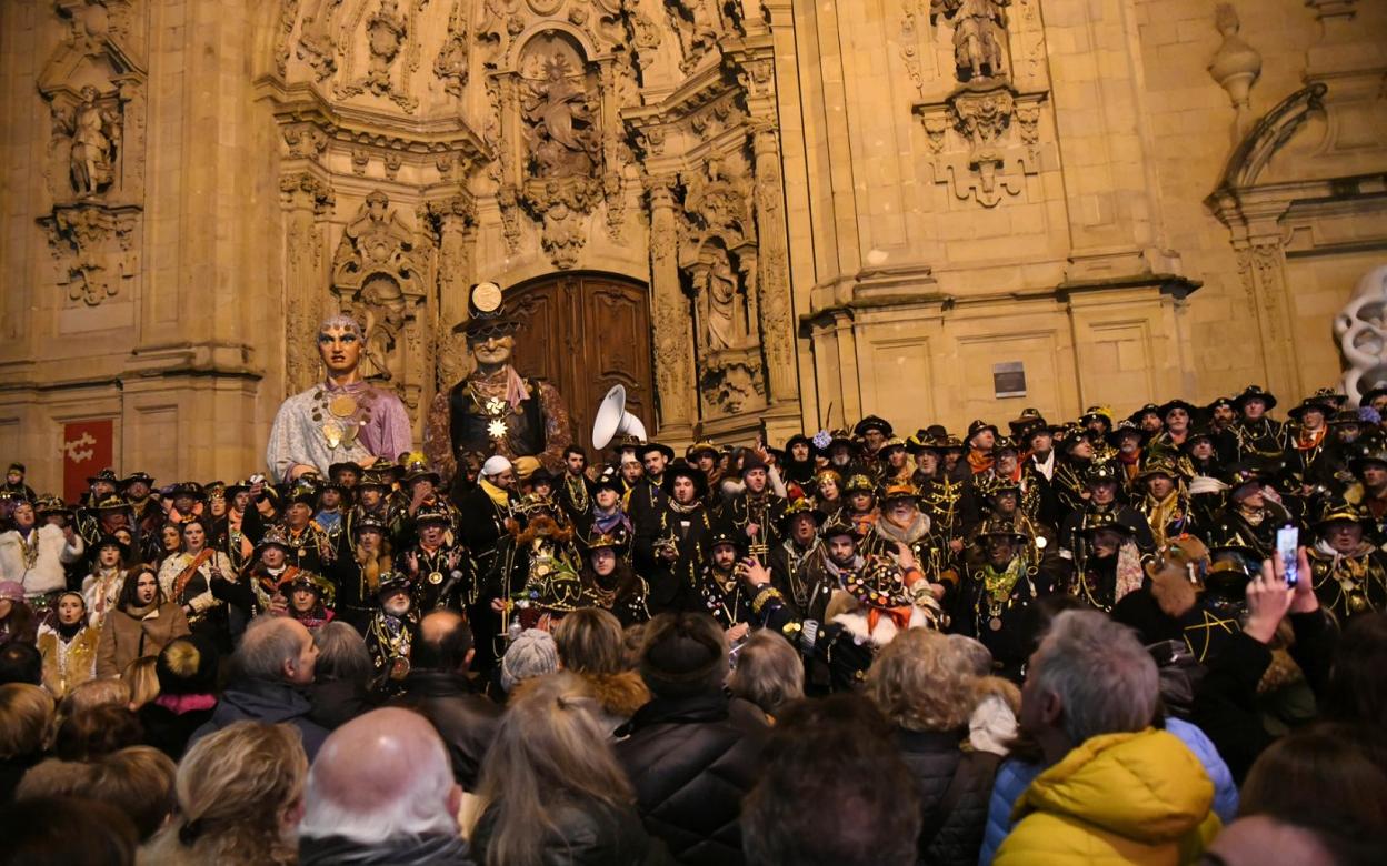 Caldereros y zíngaras de la primitiva comparsa, en el atrio de Santa María. 