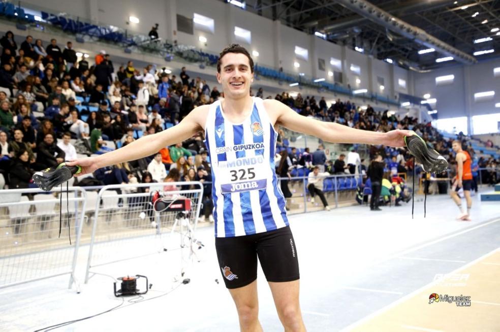 Ibai Serrano, en la pista cubierta de Antequera, celebra el título sub23 y el récord vasco. 