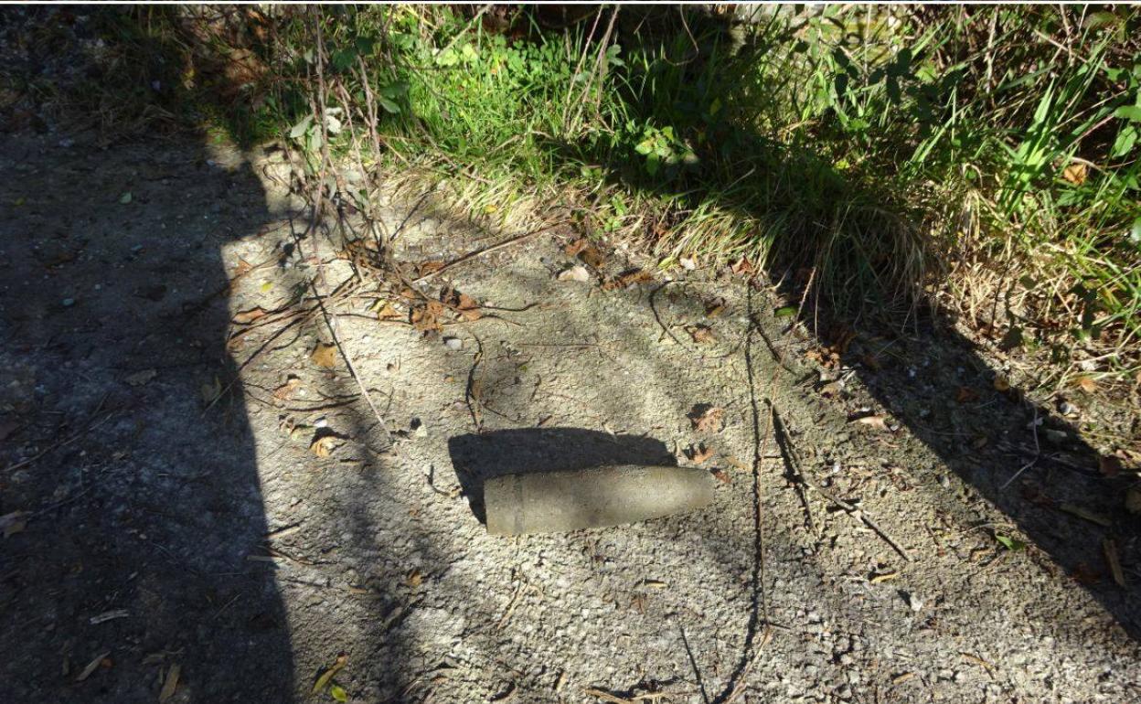 Imagen del obús aparecido entre los escombros del puente de Astiñene, entre Egia y Loiola. 