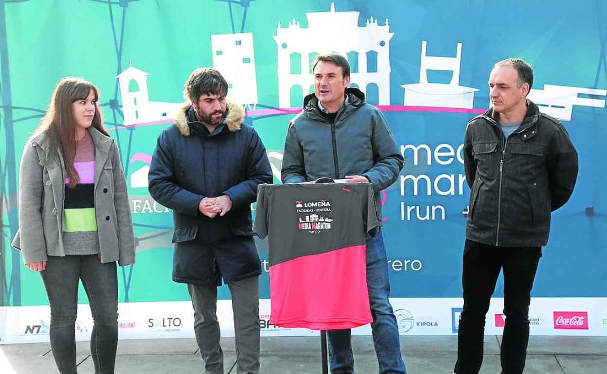 Lasagabaster, Olazabal, Eseverri y Benito, en la plaza SanJuan.