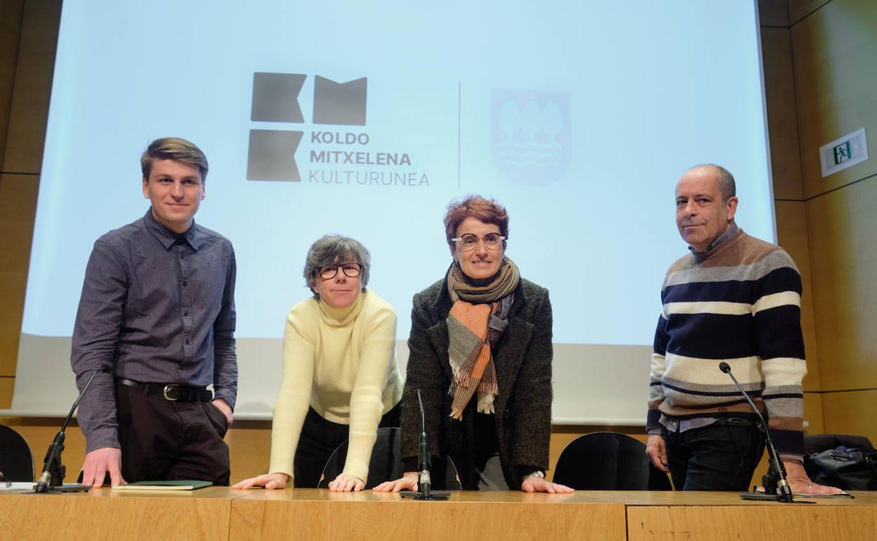 Bogdan Berghie, de ZYLK, Nagore García, de TGA, la diputada Maria Jose Telleria y el director de KMK, Patxi Presa, con la nueva marca detrás.