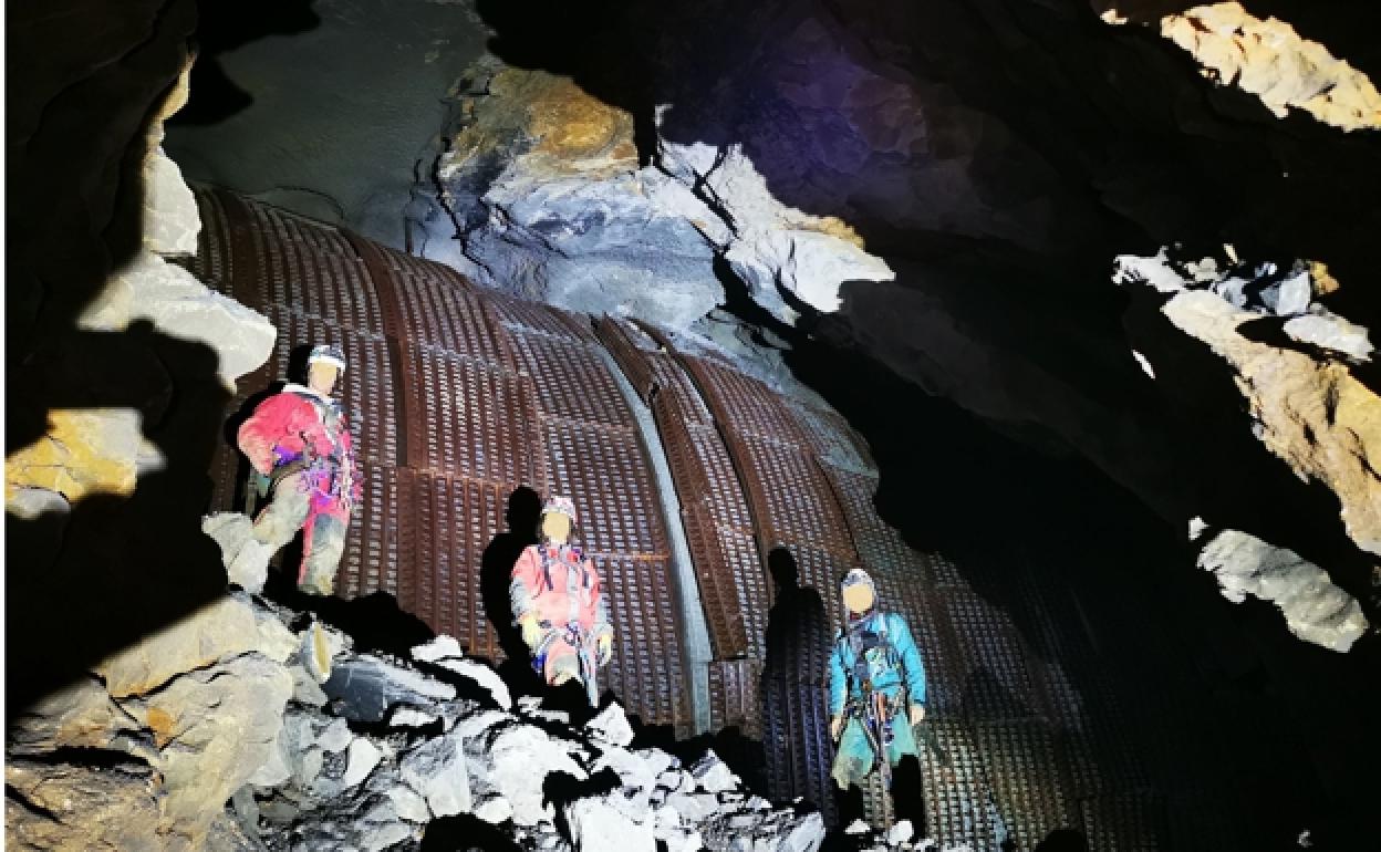 Fotografía compartida por tres espeleólogos que denunciaron daños en la cueva.