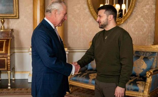 King Charles III shakes hands with Volodimir Zelenski upon his arrival at Buckingham Palace on Wednesday.