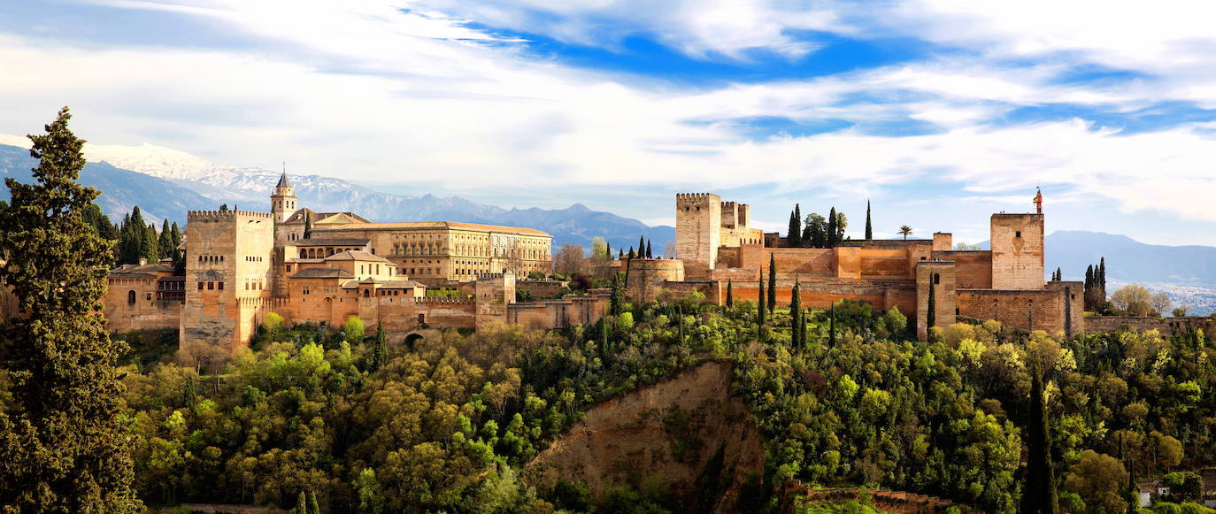  Ver la puesta del sol desde el Mirador de San Nicolás no tiene precio, según Booking. Y tampoco, disfrutar de un romántico paseo por la Alhambra.