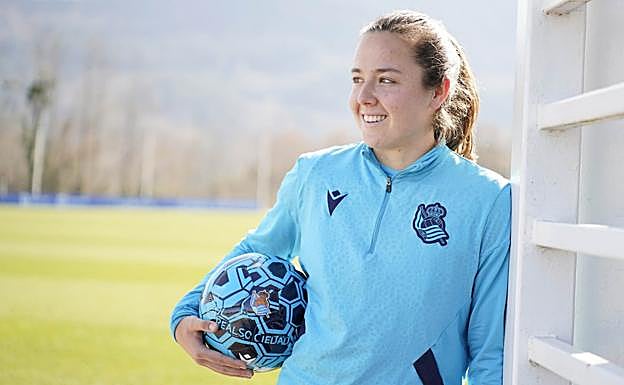 Amaiur Sarriegi posa feliz sonriente este jueves a mediodía en el Z7 de Zubieta. 