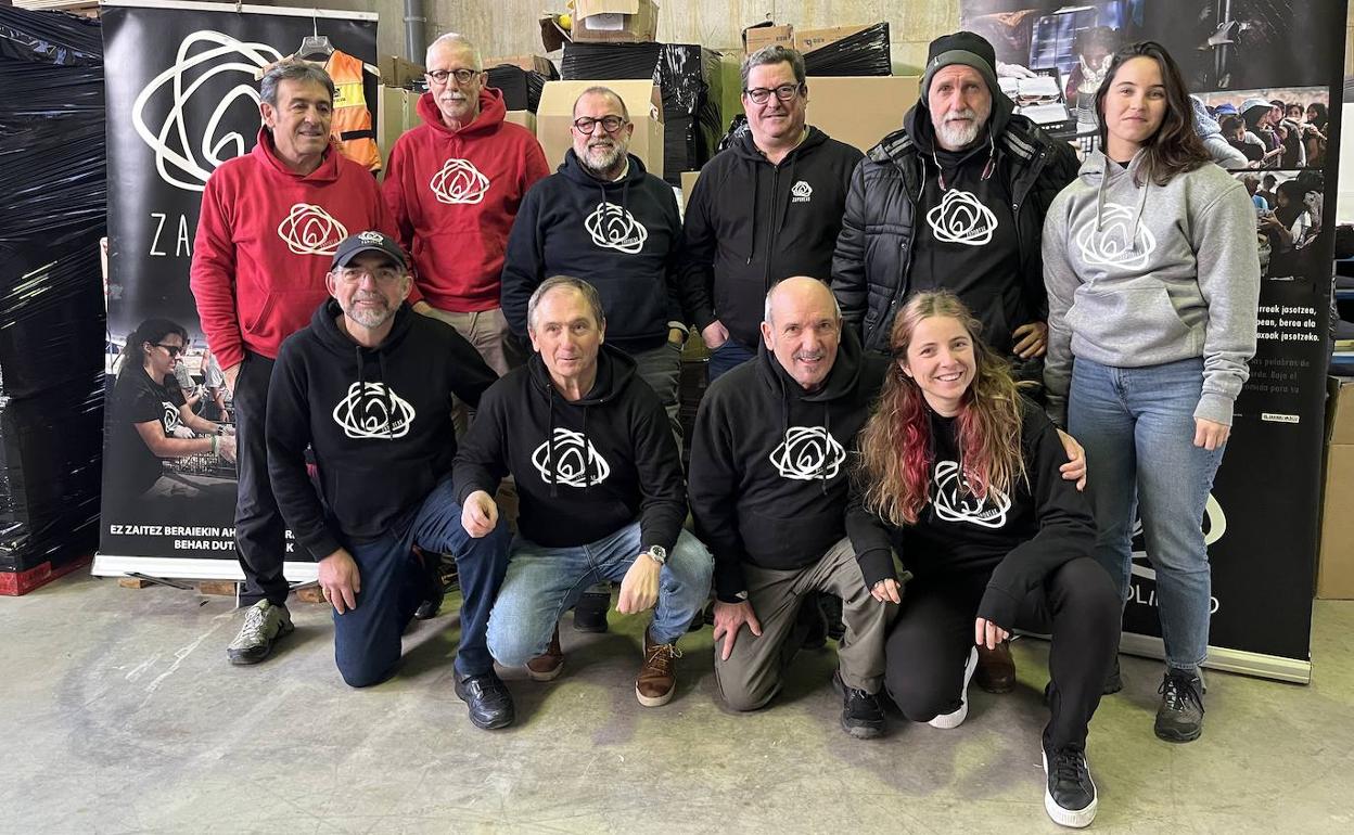 Voluntarios de Zaporeak presentan la recogida de alimentos en su almacén.
