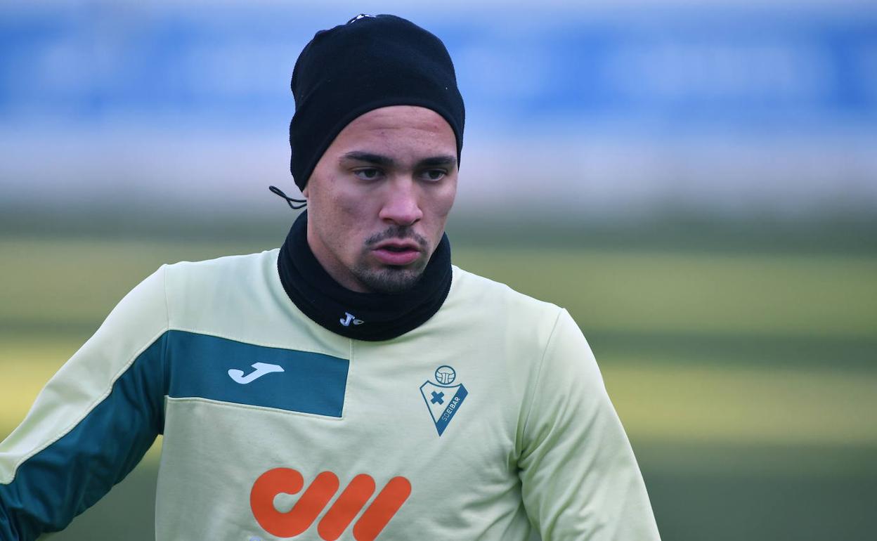 Juan Carlos Arana, en un entrenamiento con el Eibar. 
