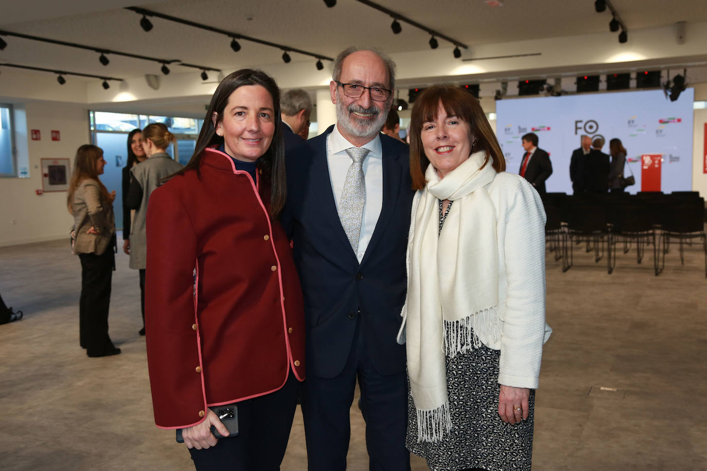 Nerea Ibáñez (presidenta de Aspegi), Eduardo Junkera (presidente de Adegi) y Amaia Bernarás (gerente del Parque Tecnológico de Miramon).