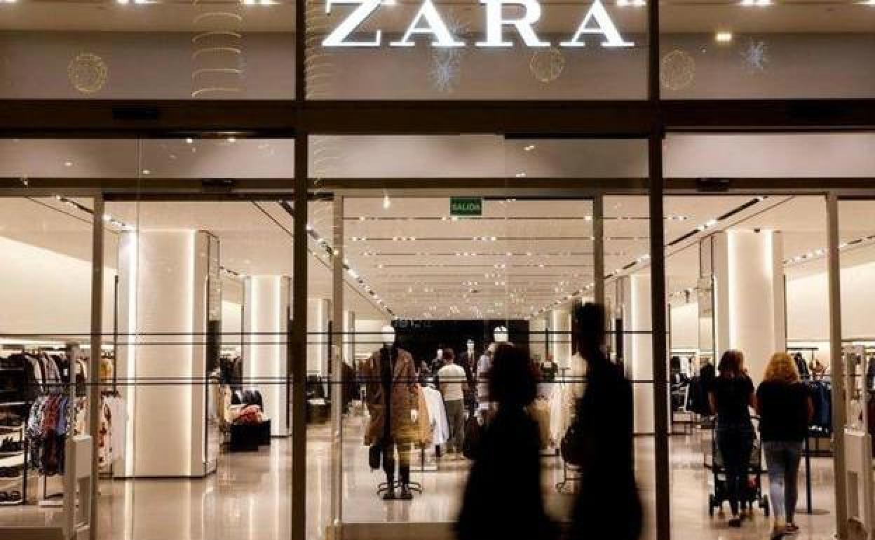 Compradores en una tienda de Zara, buque insignia de Inditex