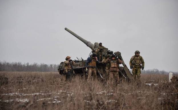 Ukrainian soldiers prepare to fire in the Bakhmut area
