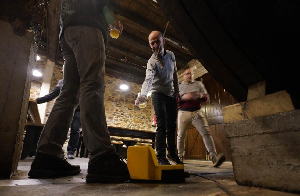 En la sagardotegi Aulia, en Legorreta, pisan el pedal que se instaló durante los meses más restrictivos para que la sidra caiga al vaso. 