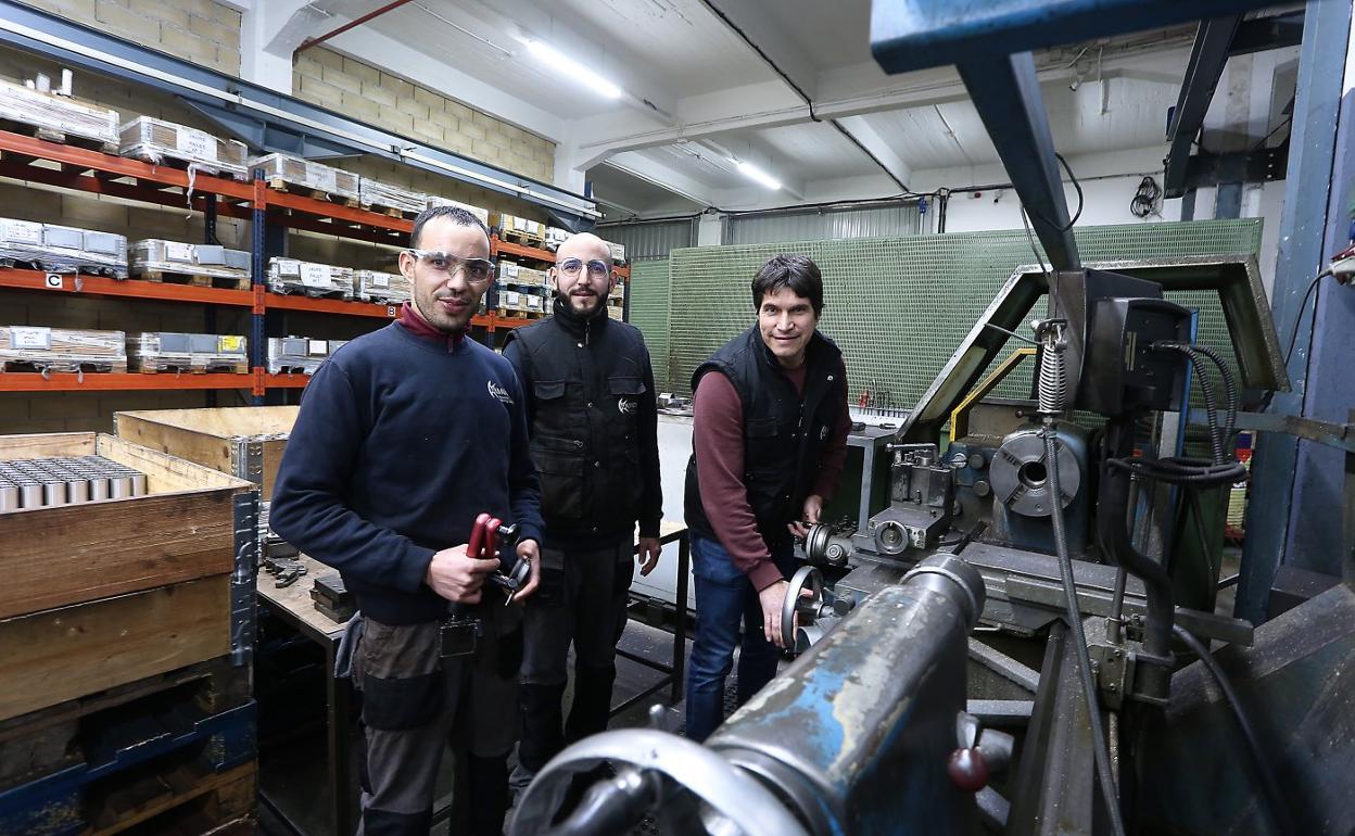 Hassan Outauf, Abdelillah El Jaziri y Aitor Amigo del Amo en laempresa Kamox Precision Maching de Hernani. 