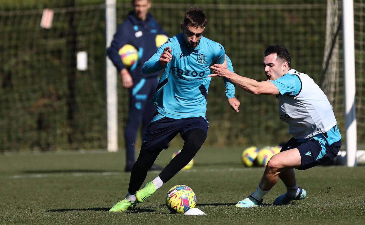 Brais Méndez se marcha de Álex Sola en el entrenamiento de la Real.