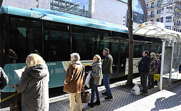 Nueva normalidad. La mascarilla ya no es obligatoria en el transporte público pero se mantienen las colas y distancias.