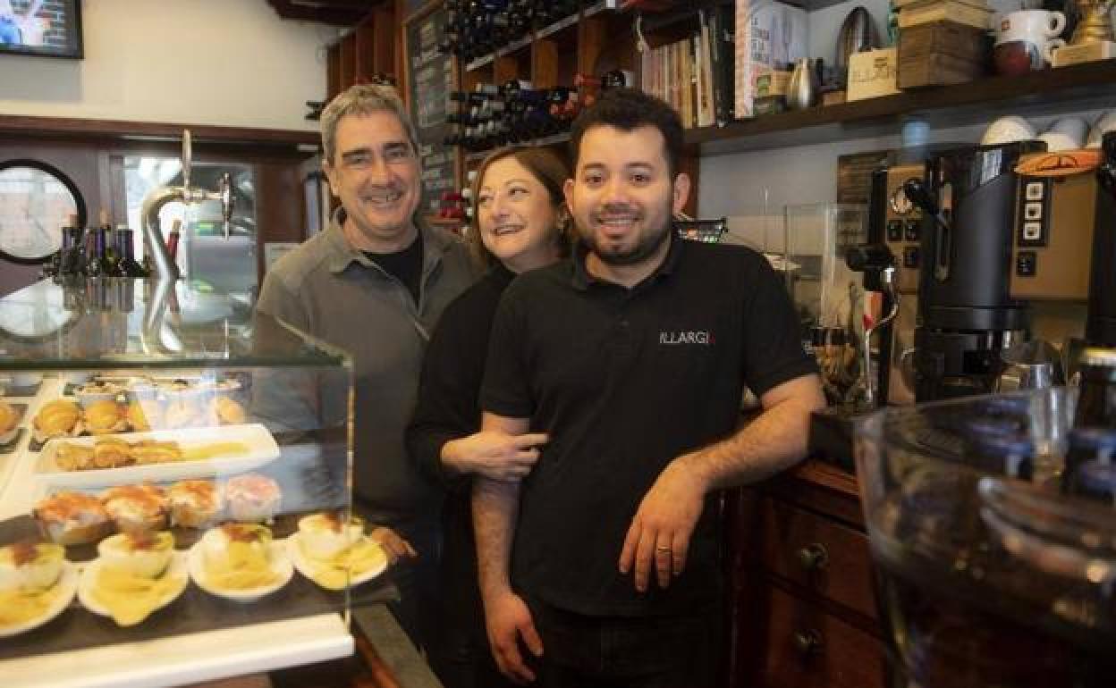 Los comandantes del Illargi tolosarra, ante algunos de los sabrosos pintxos.