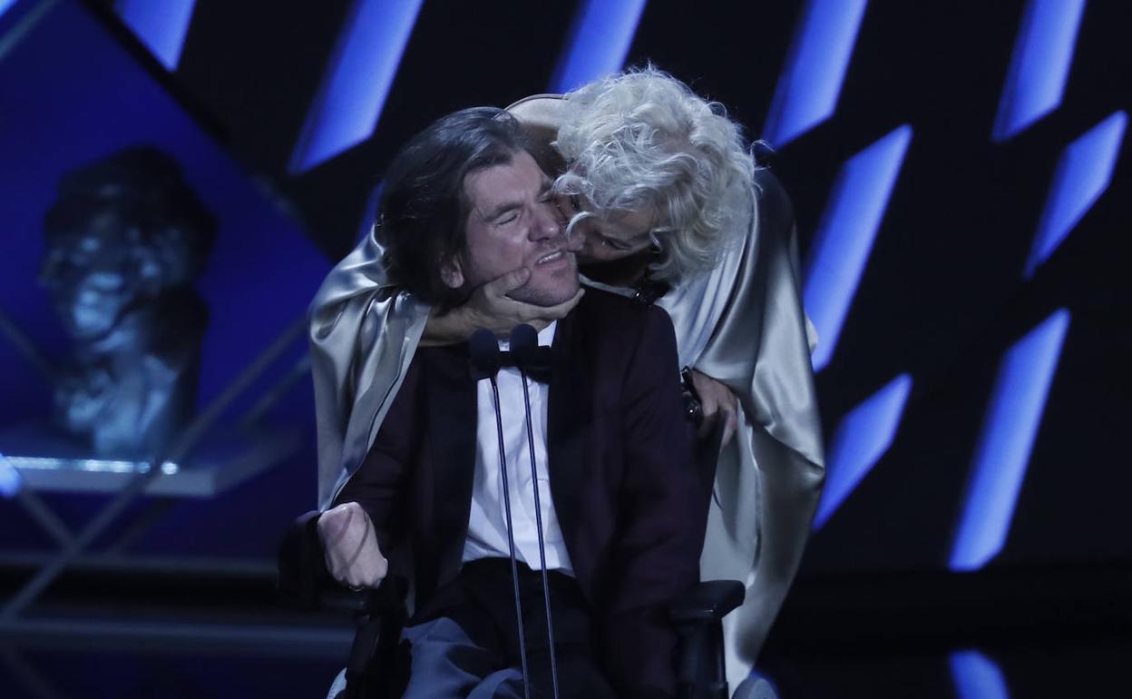 El premio se lo ha entregado su tía la actriz Elena Irureta.