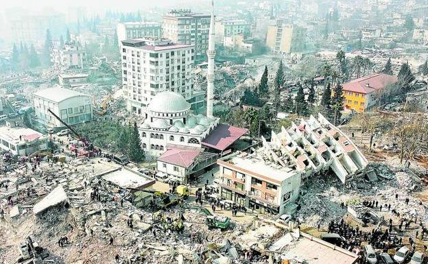 The quake has left many streets unrecognizable, with buildings reduced to rubble and others standing, such as the mosque in the image and its minaret in Kahramanmaras
