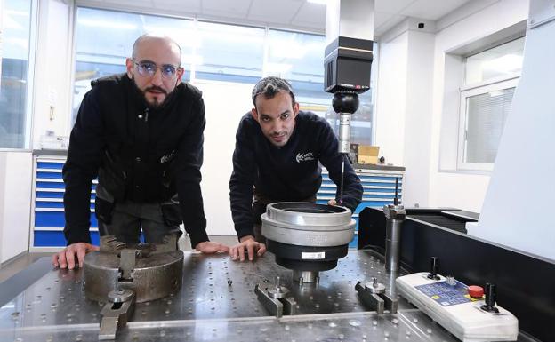 Abdelillah El Jaziri and Hassan Outauf work at the Kamox Precision Machining company in Hernani. 