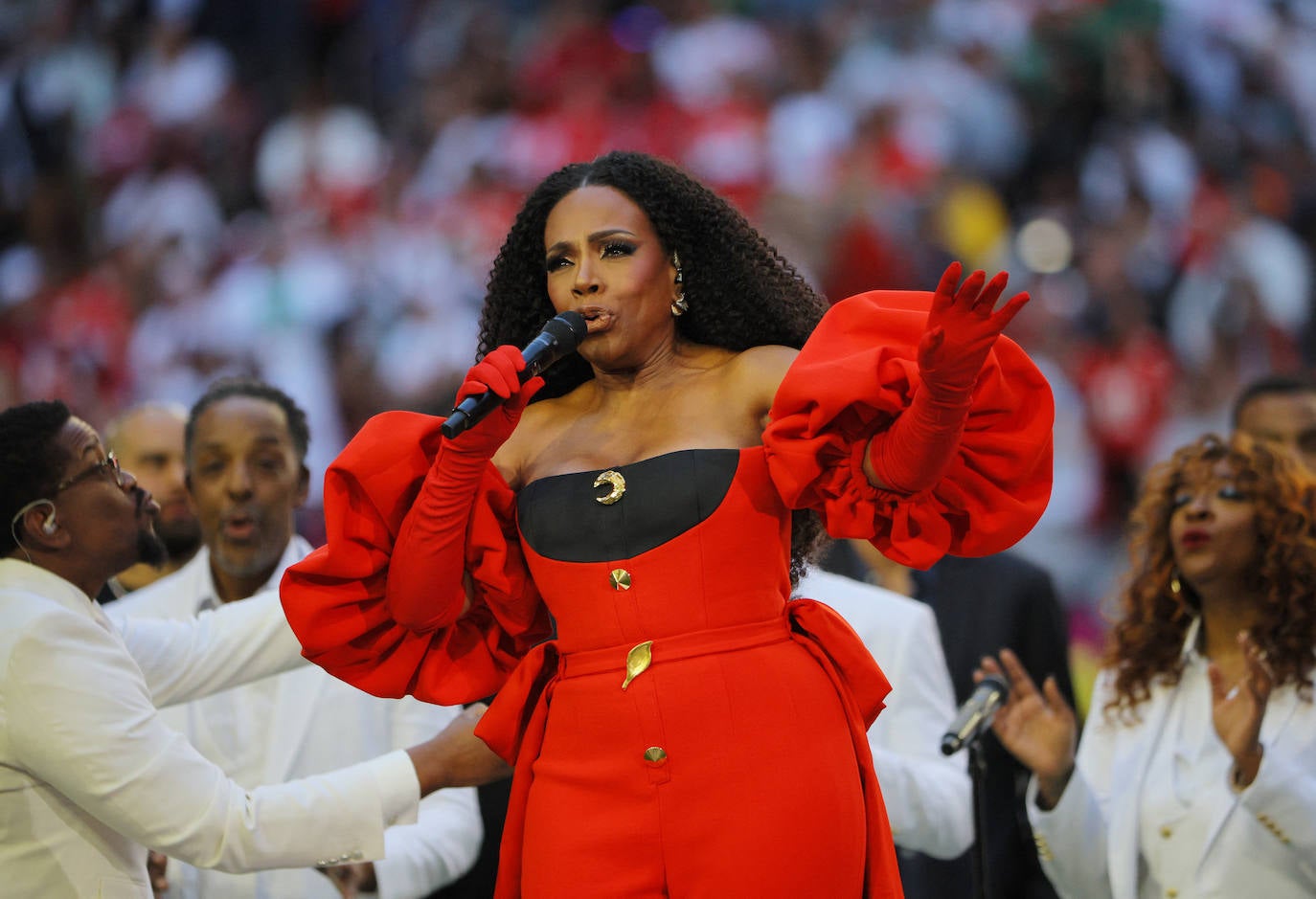 La actriz y cantante Sheryl Lee Ralph actúa antes del partido entre los Philadelphia Eagles y los Kansas City Chiefs.