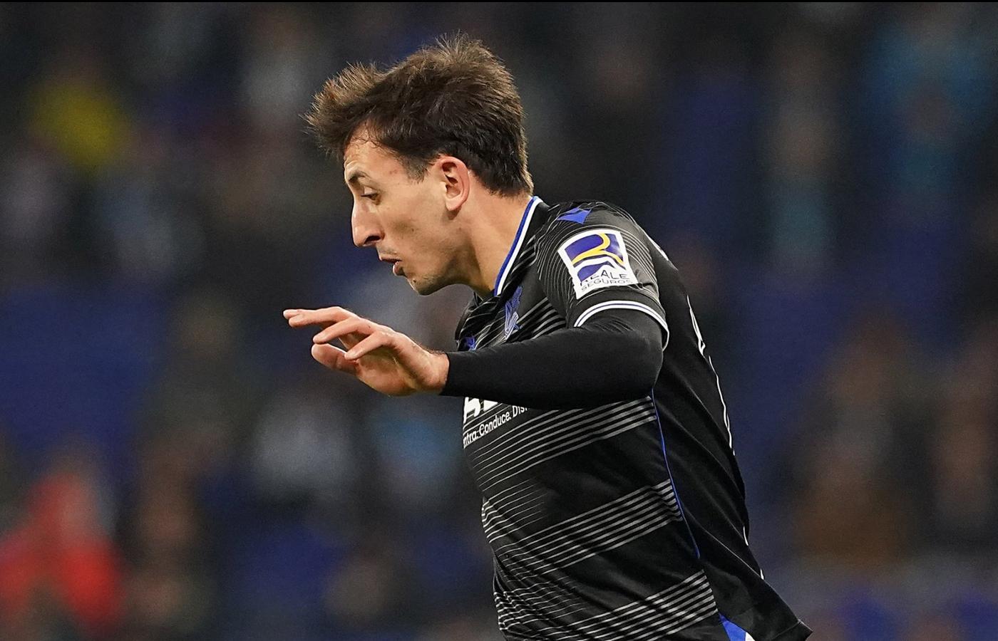 Mikel Oyarzabal, asistente de Sorloth en el 0-2, controla un balón, este lunes en el estadio de Cornellá. 