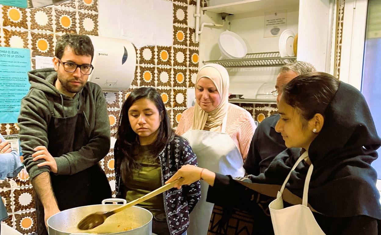 Participantes del primer taller de 'SukaldAnitzak' el sábado, en la cocina de la sociedad Goierri.